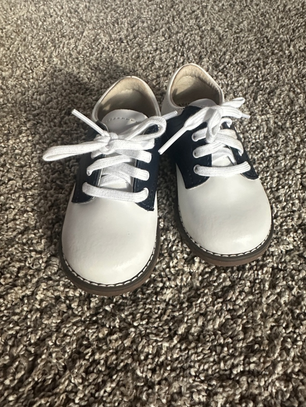 FootMates White and Navy Toddler Lace-Up Dress Shoes